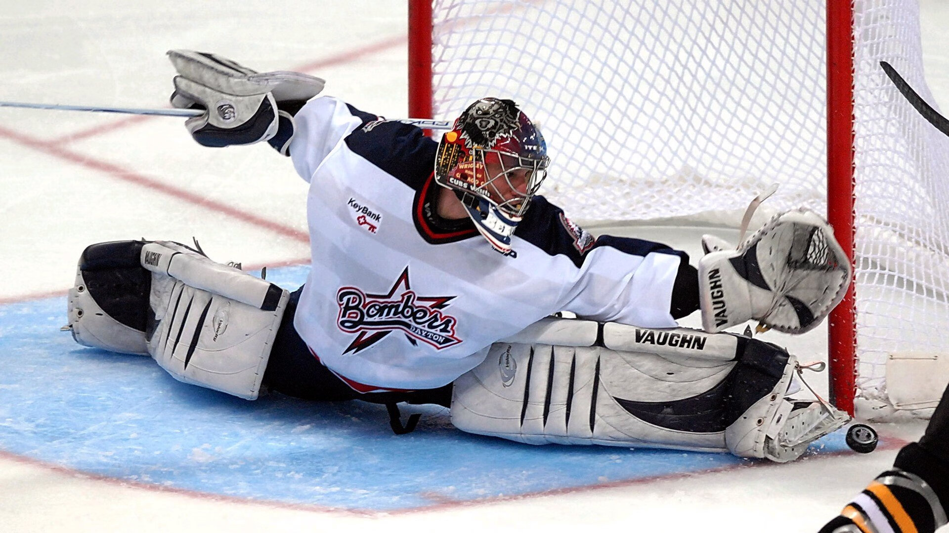 攻防两端库里尽显统治力，掘金末节逆转险胜魔术