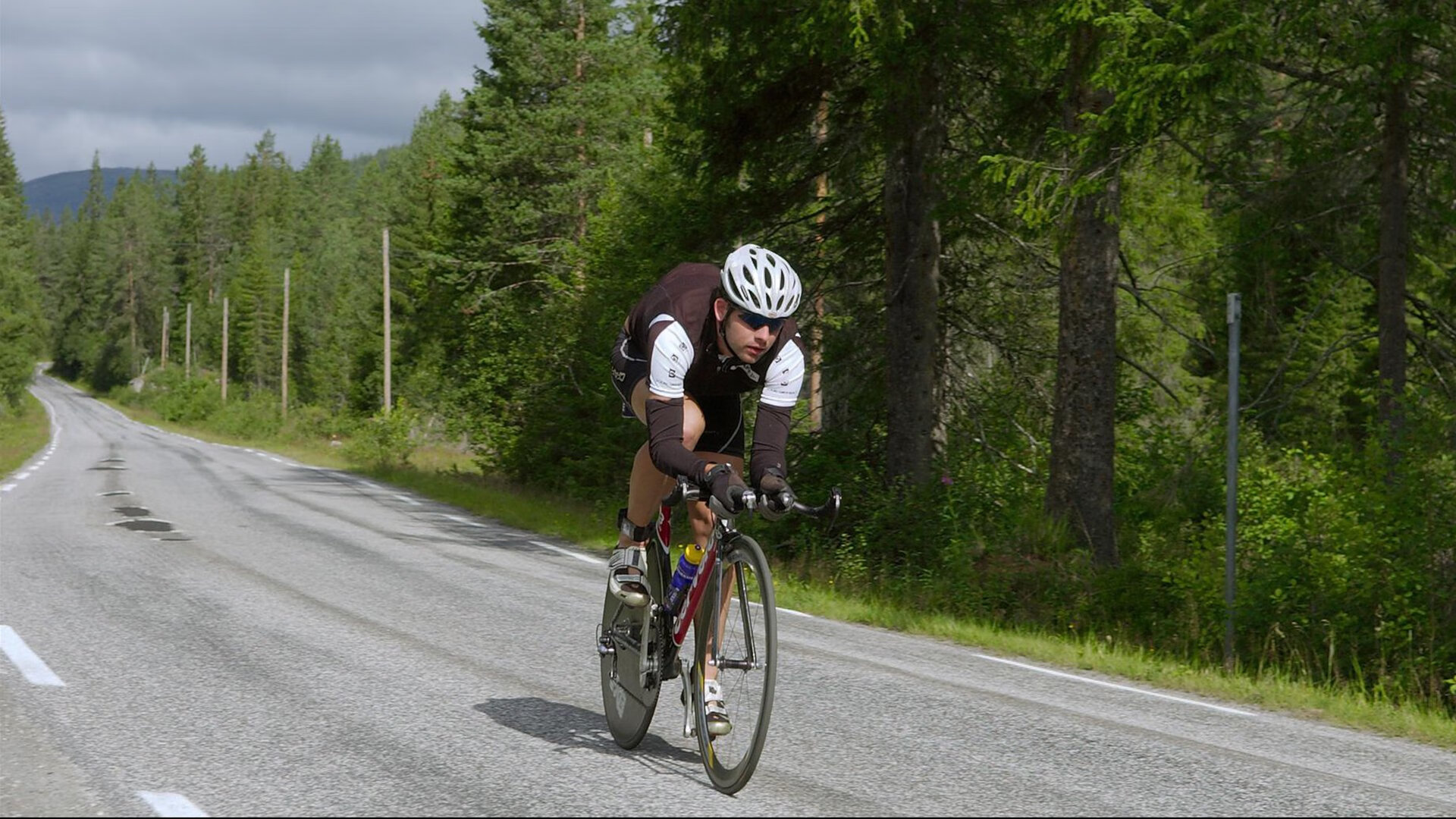 FB体育官方网站-季后赛之夜，西亚卡姆关键战不手软，猛龙脊梁的无声宣言